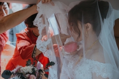 IÂN-TSÎNN (緣 錢; LUCK MONEY) RITUAL <p>When the bride gets into the car, her mother prepares some honey water with two iân-tsînn inside, then touches the bride’s lips and palms with the honey water. Traditionally, the bride then held two iân-tsînn in her mouth (although now she uses her hands, to avoid lead poisoning). This is to express the wish that the bride will say sweet words that please the members of her marital family and build good relationships with them.</p>